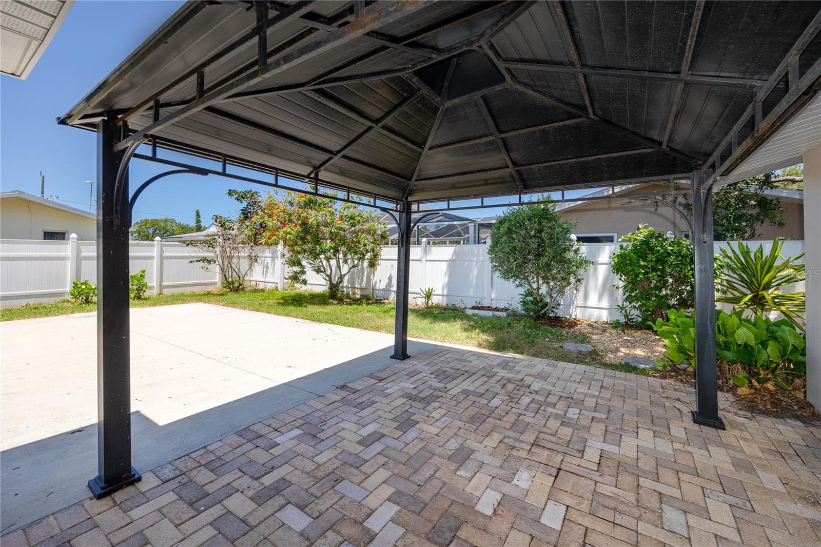 Great entertaining backyard - 1744 HARBOR CIR E, LARGO