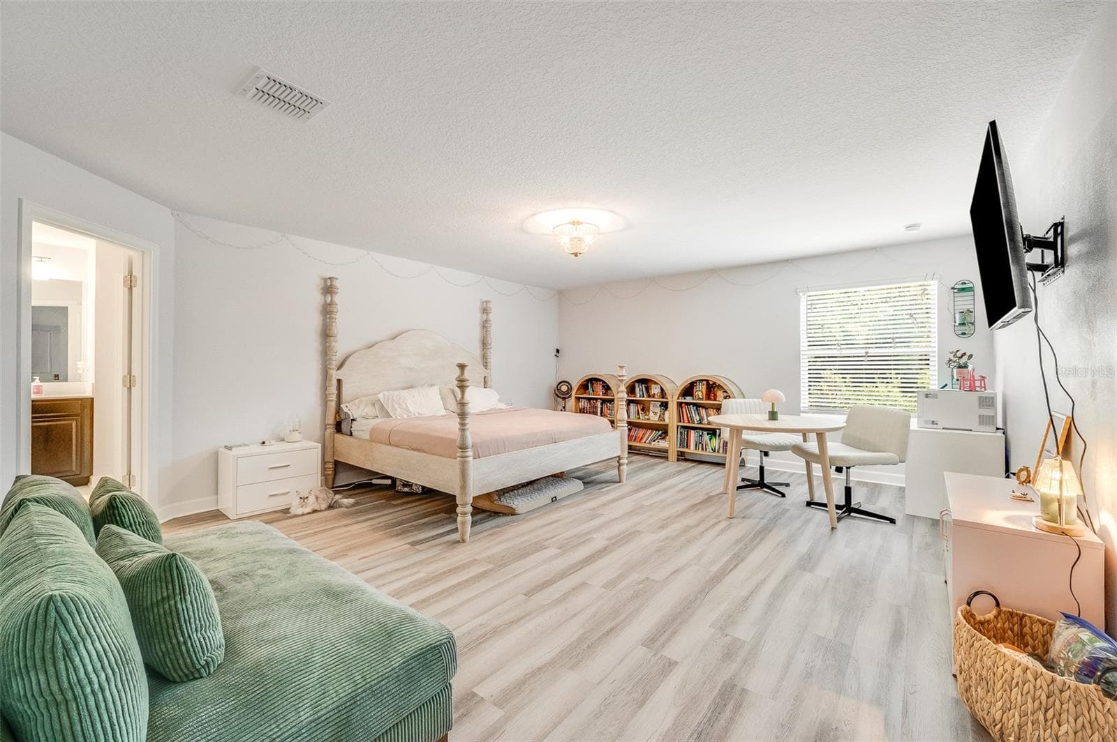 Upstairs primary suite w/ private bathroom - 2353 CRESCENT MOON ST, KISSIMMEE