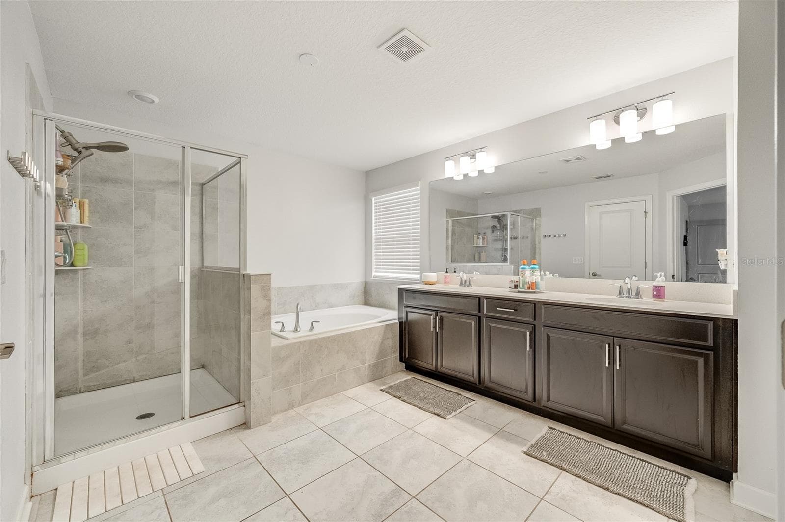 Separate tub and shower stall, dual vanity, walk-in closet - 2353 CRESCENT MOON ST, KISSIMMEE