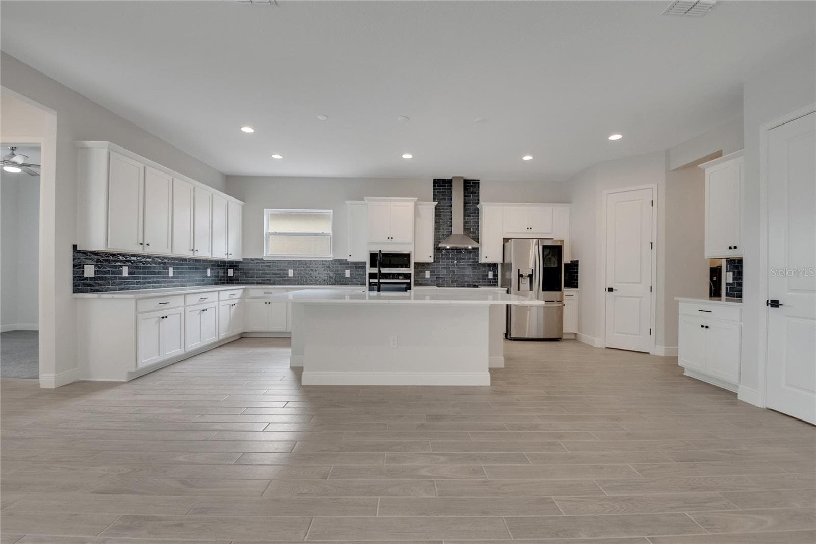 Single Family Residence at 19062 BLUELEAF ST, ORLANDO, photo 4 of 78