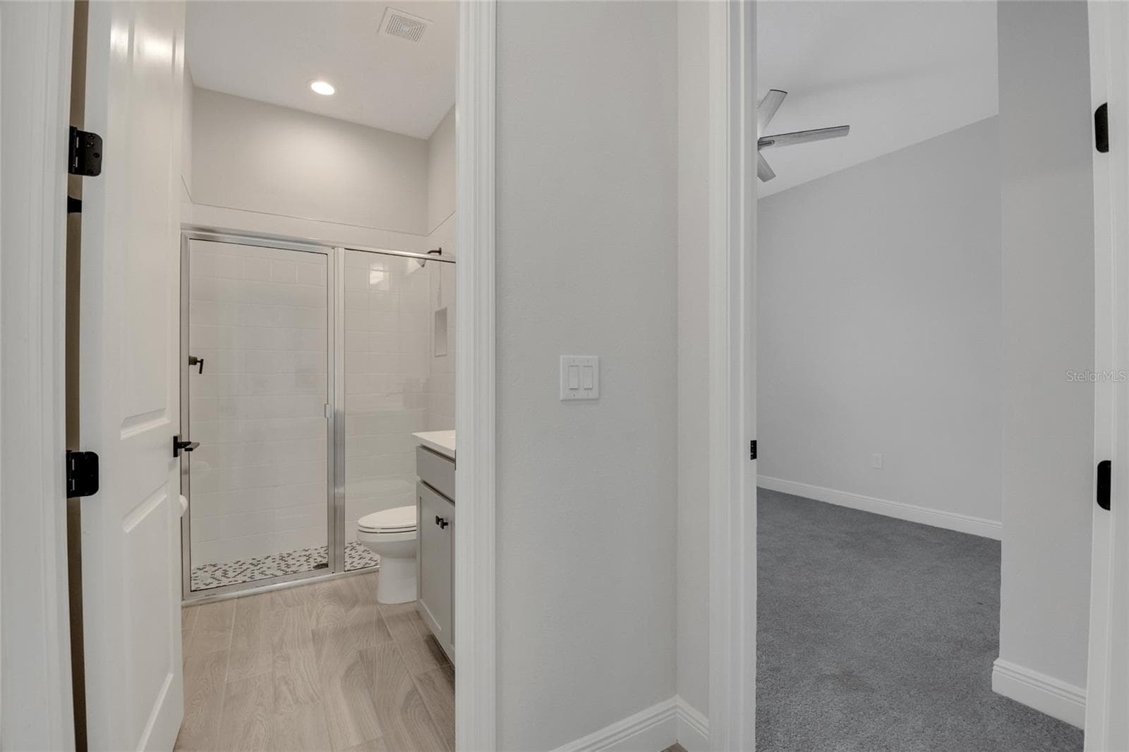 bathroom entrance - 19062 BLUELEAF ST, ORLANDO