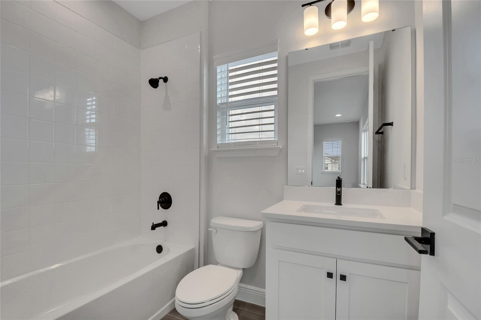 upstairs bath - 19062 BLUELEAF ST, ORLANDO