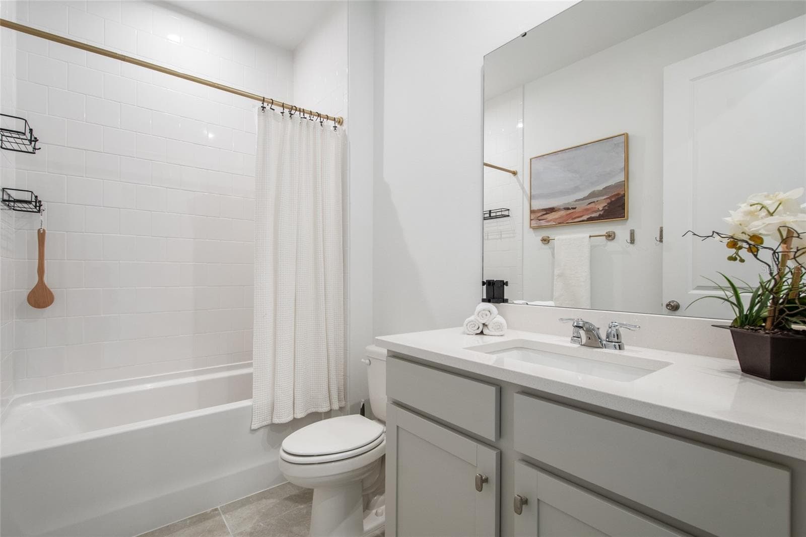 Bathroom 2 in between Bedrooms 2 and 3 in the front hallway. - 2685 SWEET ACACIA DR, CLERMONT