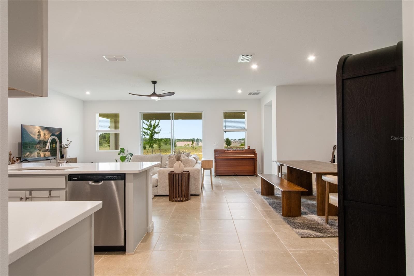 Perspective of the sliding doors, expansive great room and space to allow free flow, conversation and a feeling of openness. - 2685 SWEET ACACIA DR, CLERMONT