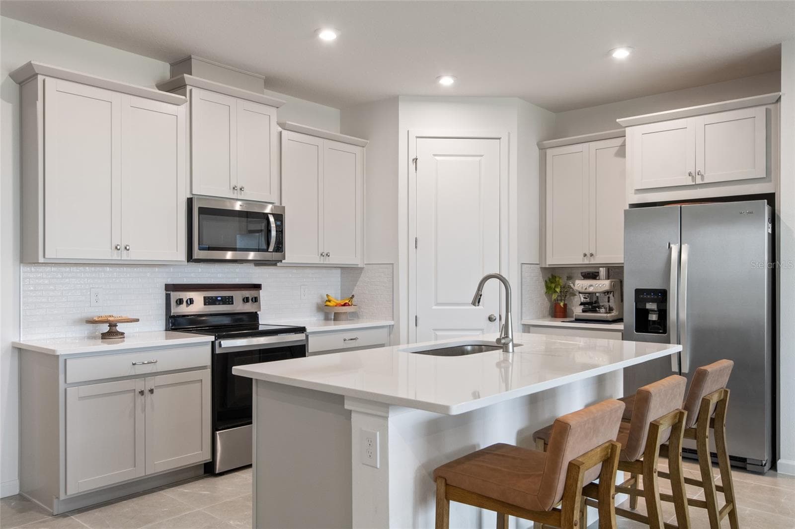 Variable height cabinets, quartz counterops, stainless steel sink and upgraded pull down faucet are appreciated. - 2685 SWEET ACACIA DR, CLERMONT