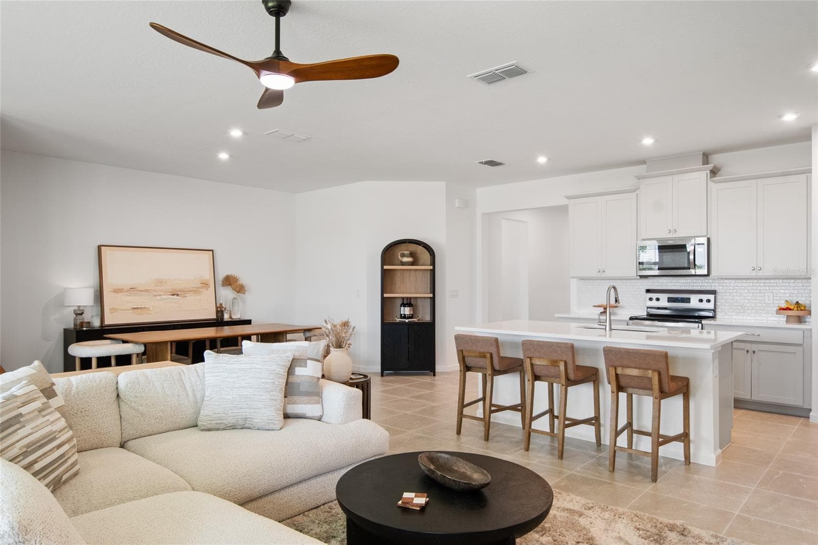 Seating area is cozy but intertwined with the dining and breakfast area, the chef is a part of everything in this great room plan. - 2685 SWEET ACACIA DR, CLERMONT