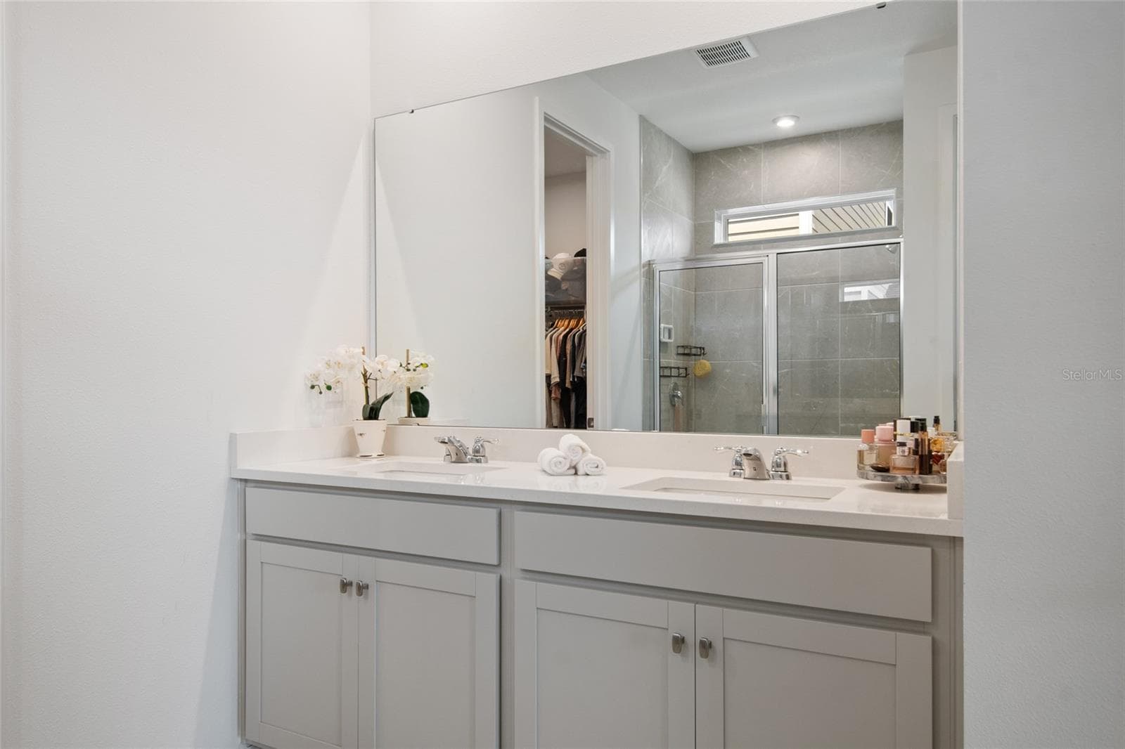Plenty of storage and double sinks allow togetherness in prepping for the day. - 2685 SWEET ACACIA DR, CLERMONT