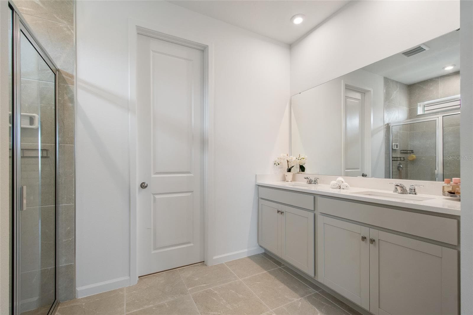 Ample space to move around the whole family could get together in this primary bathroom. - 2685 SWEET ACACIA DR, CLERMONT