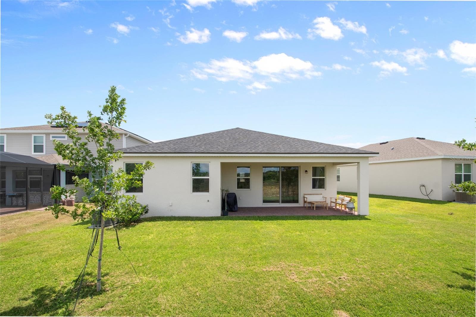 This property owner takes good care of the lawn and it greens up nicely in the spring/summer. - 2685 SWEET ACACIA DR, CLERMONT