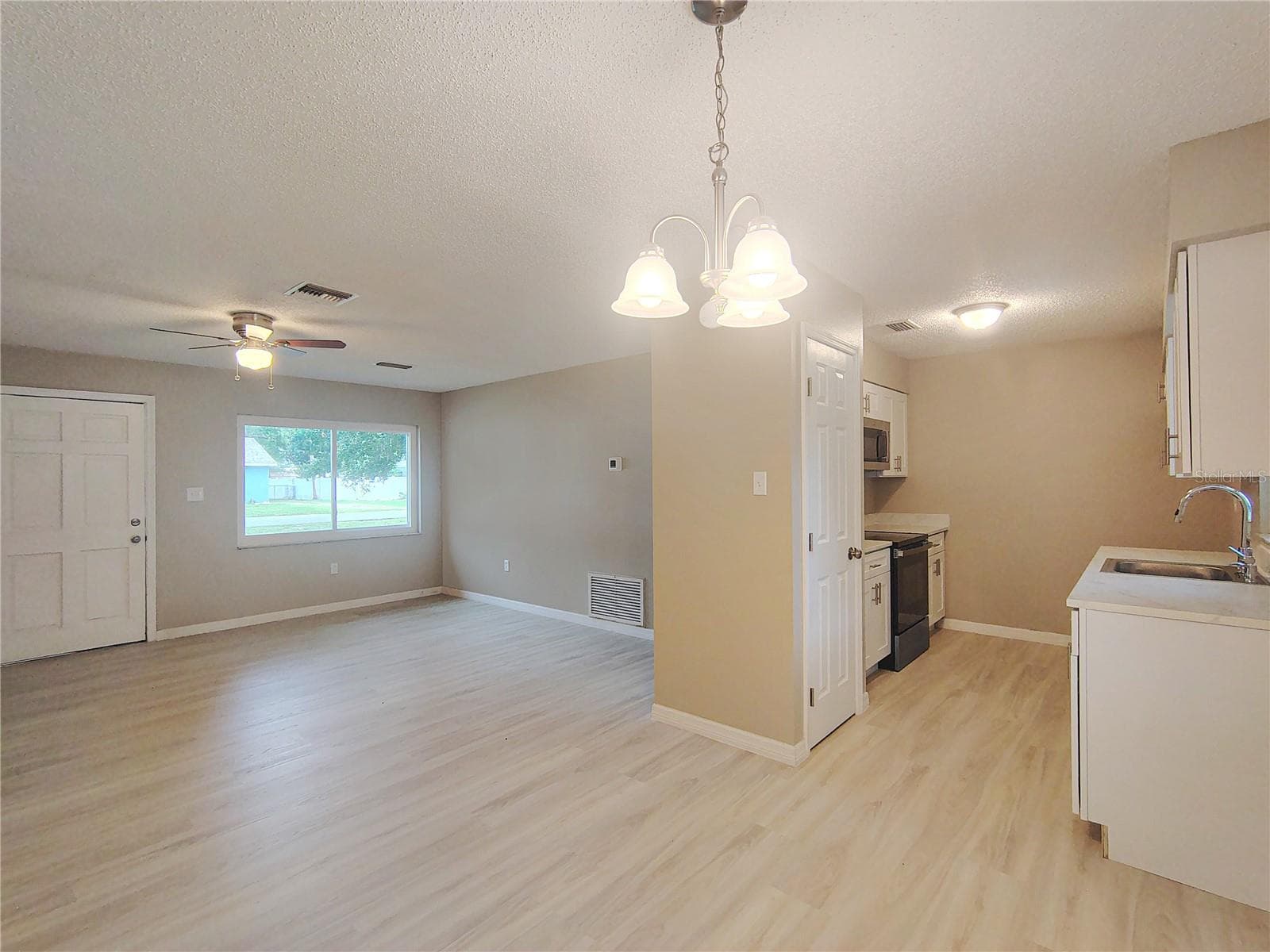 Dining Area to Kitchen - 904 HICKORY AVE, FRUITLAND PARK