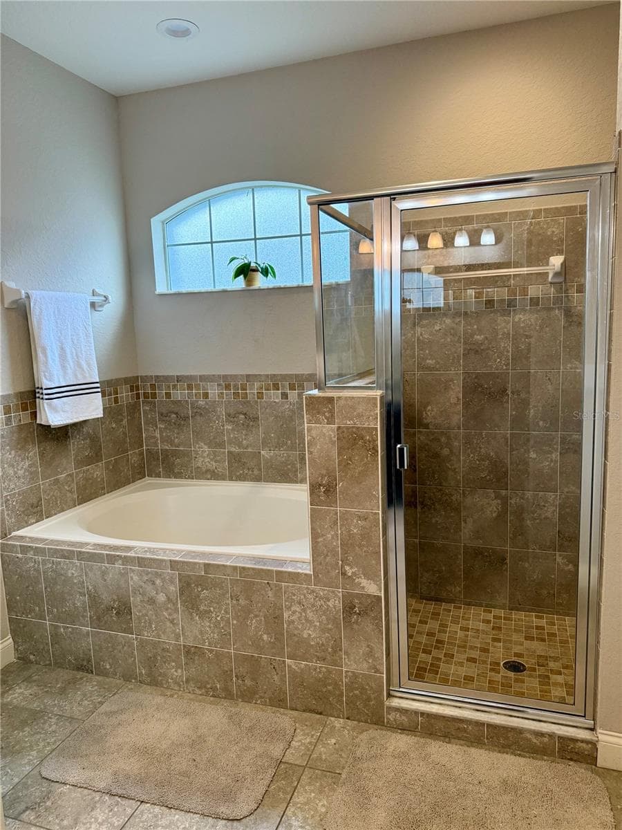 Primary bathroom tub/shower - 3339 PEARLY DR, LAKELAND