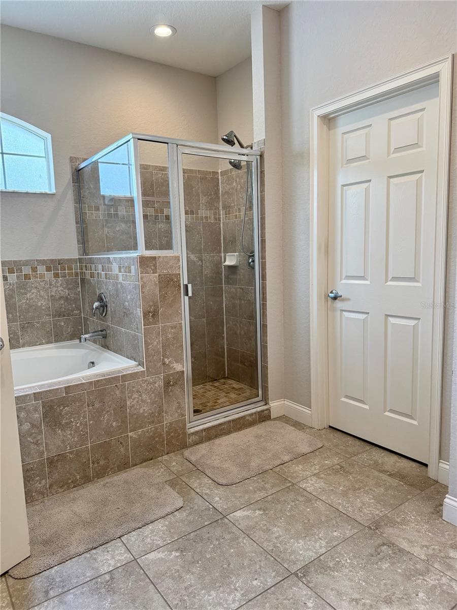 Primary bathroom tub/shower - 3339 PEARLY DR, LAKELAND