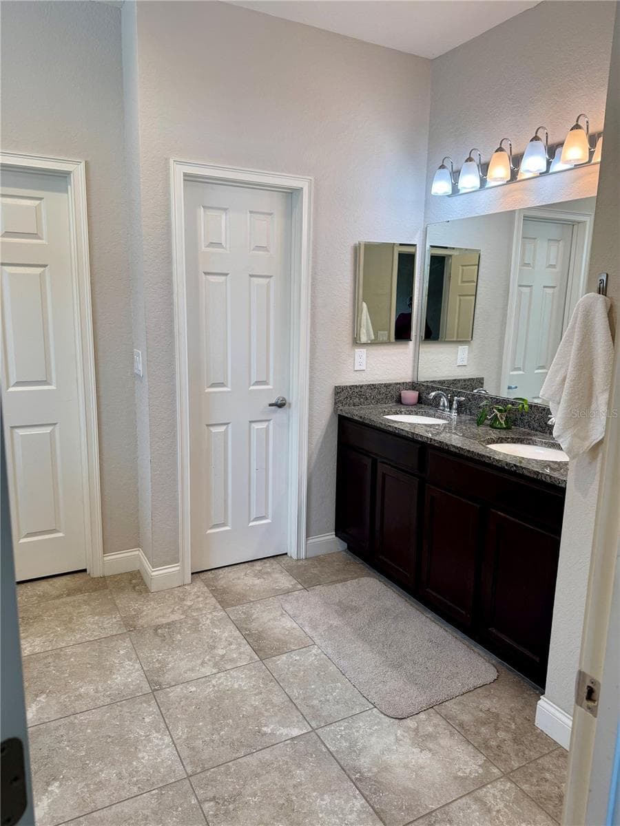 Primary vanity - 3339 PEARLY DR, LAKELAND