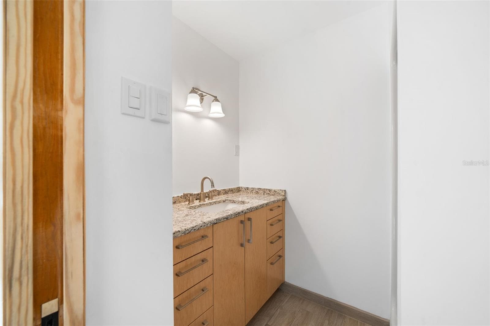 Single Family Residence at 177 E COWPEN LAKE RD, HAWTHORNE, photo 4 of 39