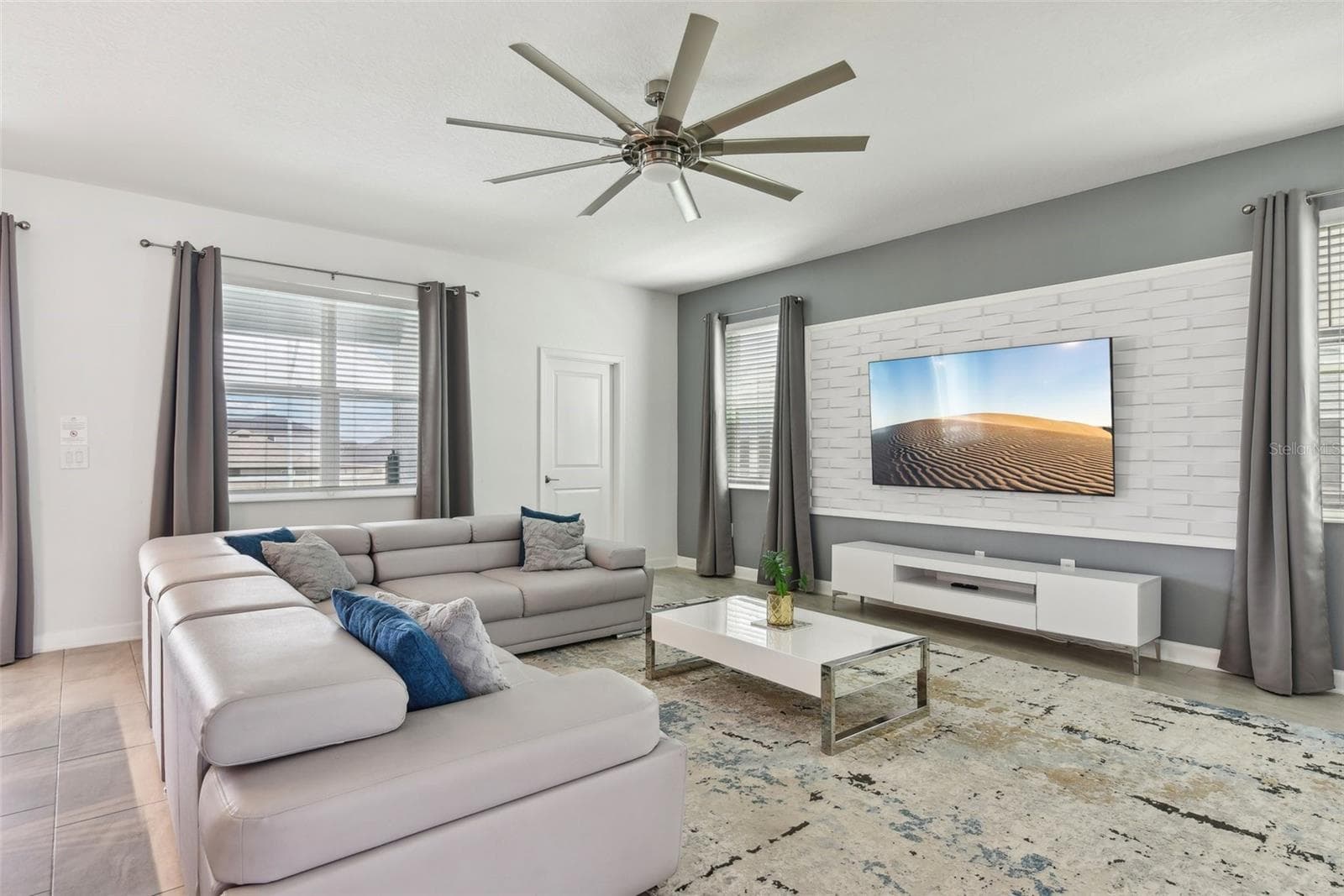 Large living room - 9266 SOMMERSET HILLS DR, DAVENPORT