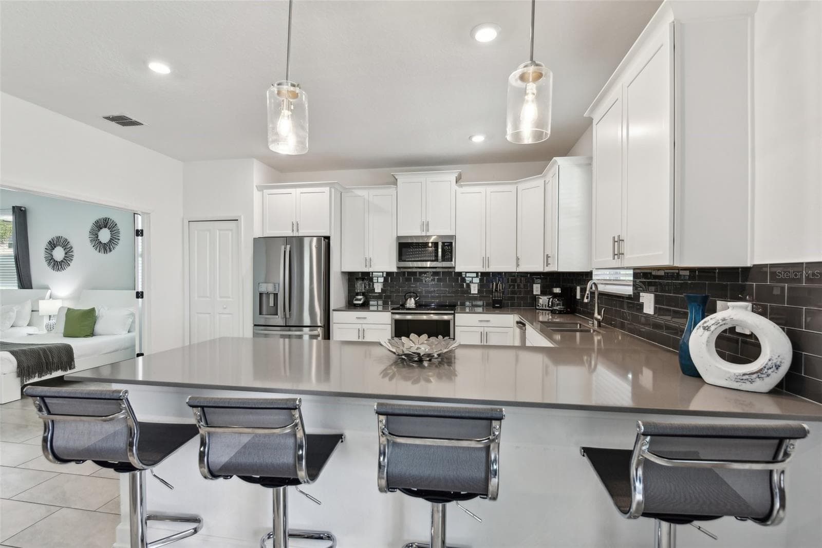 Open kitchen with bar seating - 9266 SOMMERSET HILLS DR, DAVENPORT