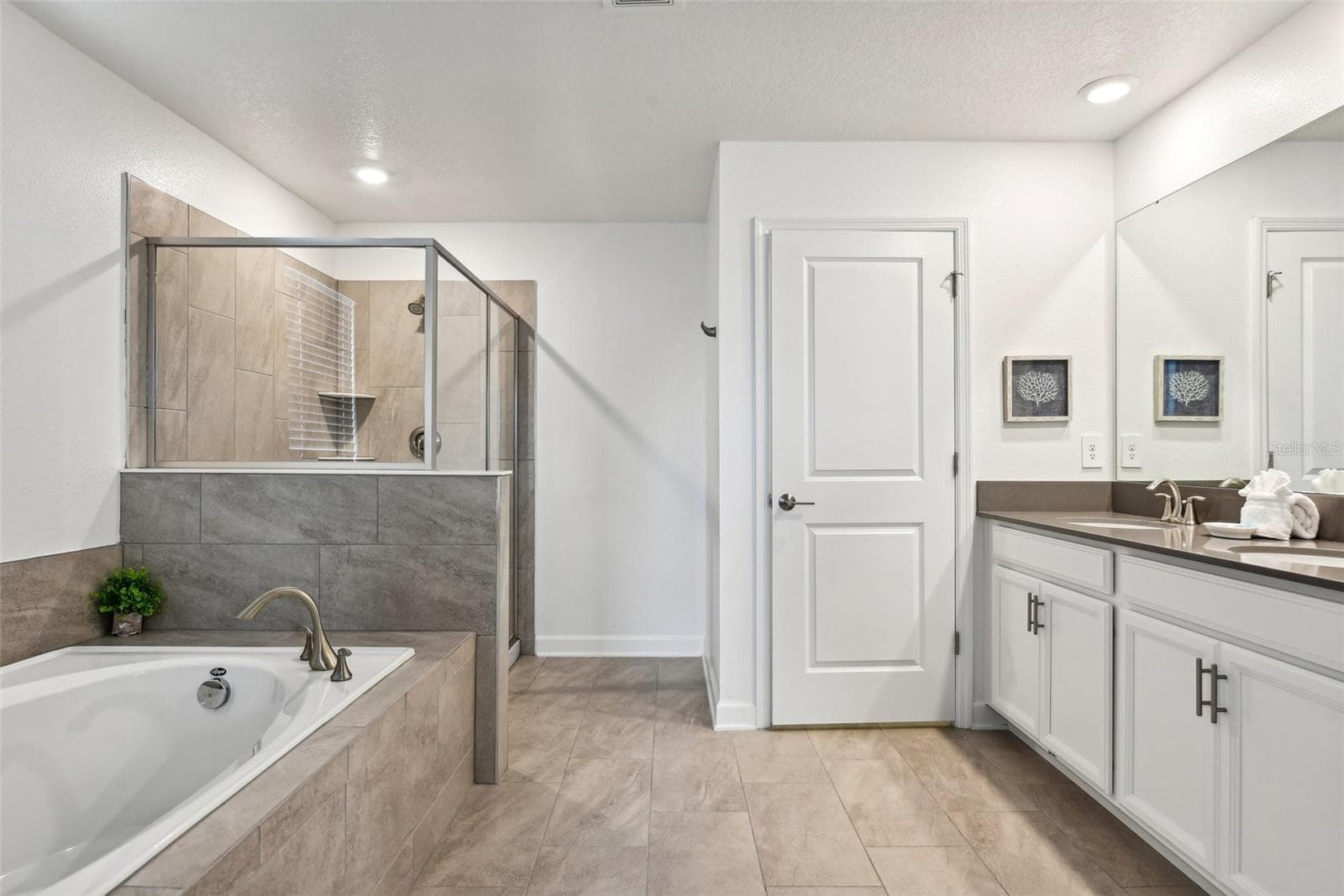 Primary en suite with tub - 9266 SOMMERSET HILLS DR, DAVENPORT