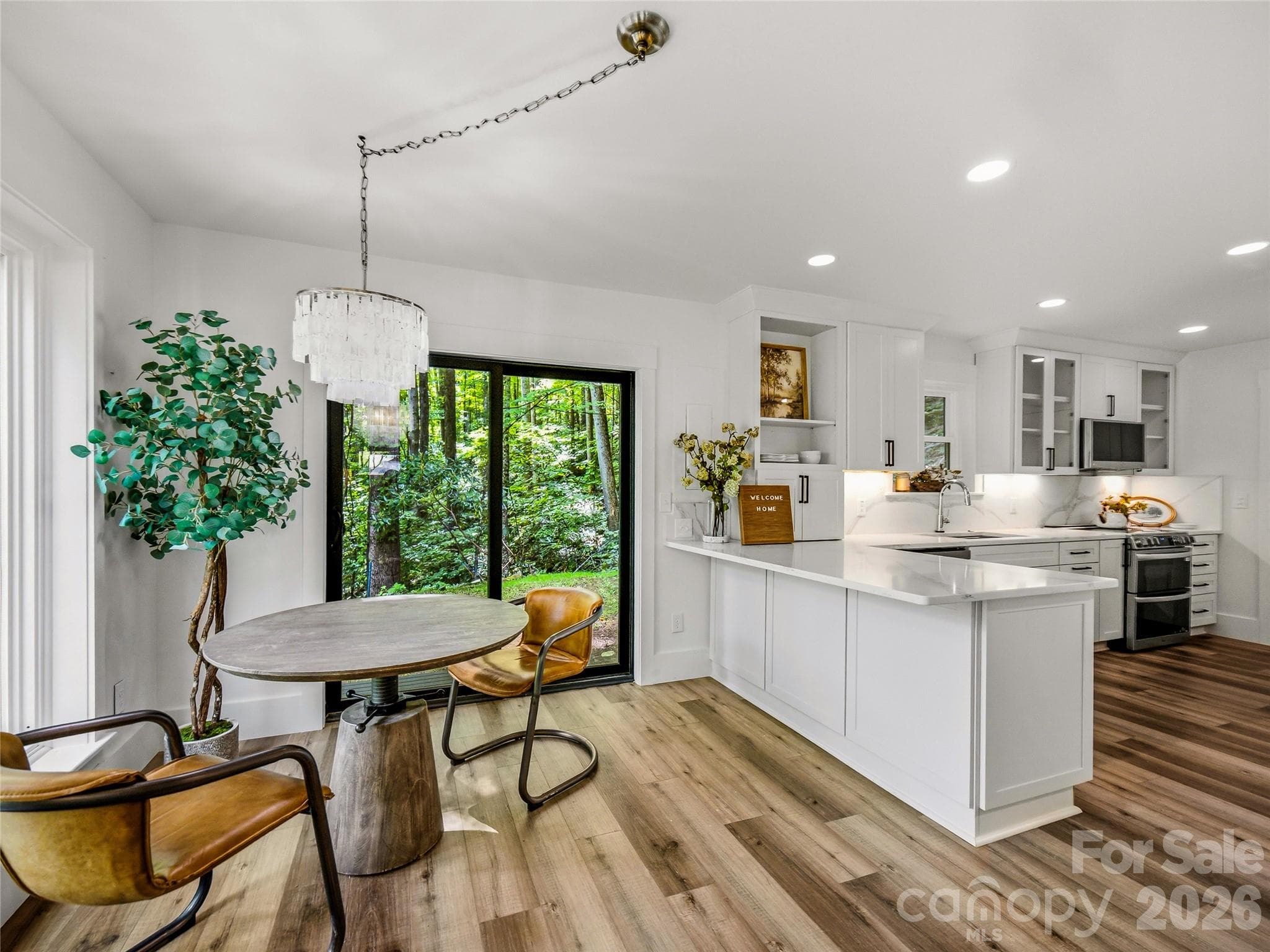 Breakfast nook with potential breakfast bar - just add stools. - 81 Summer Trees Lane, Burnsville