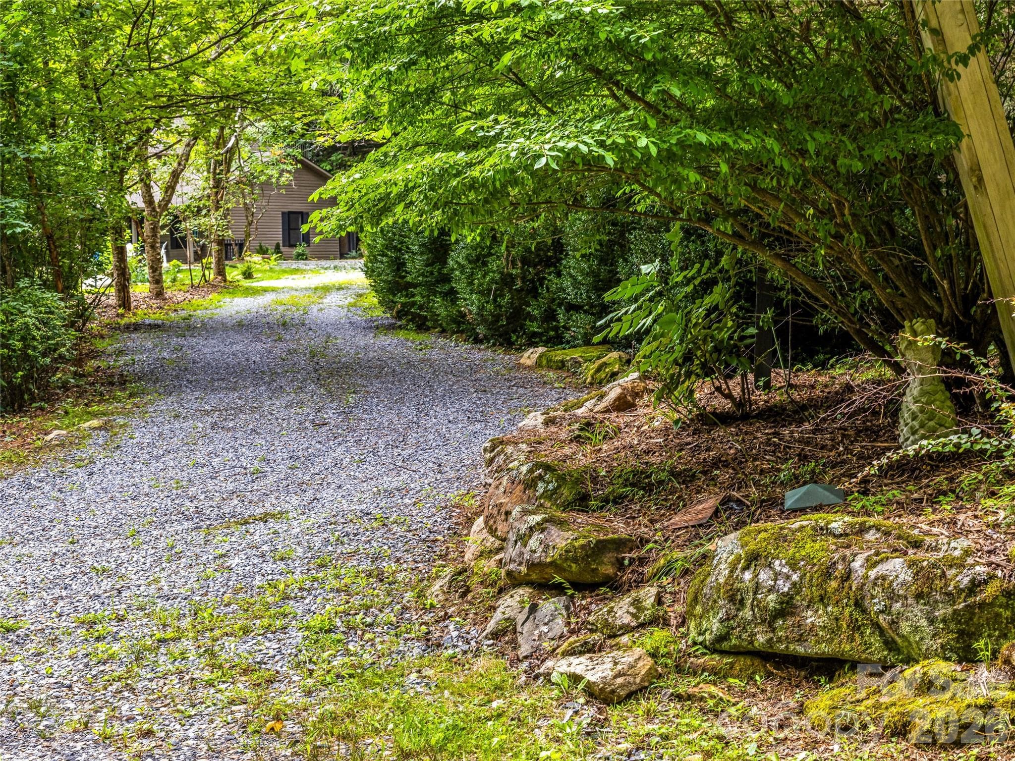 Gravel driveway with plenty of parking - 81 Summer Trees Lane, Burnsville