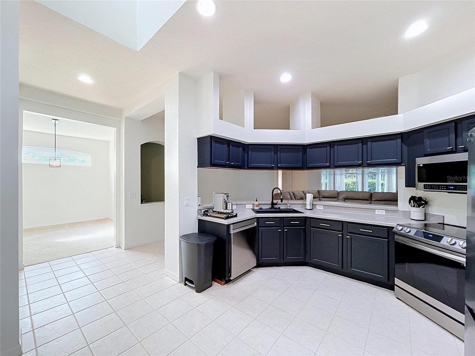 Kitchen - 1124 SPLIT SILK ST, VALRICO