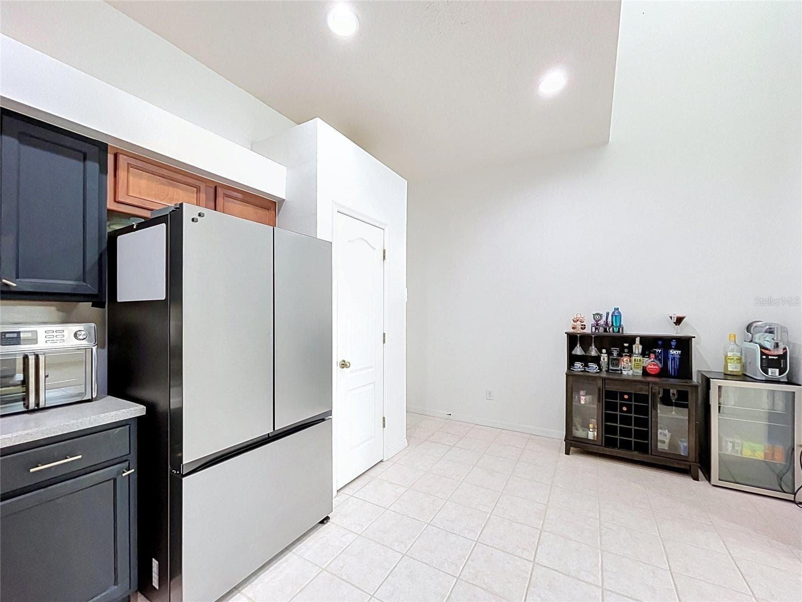 Kitchen - 1124 SPLIT SILK ST, VALRICO