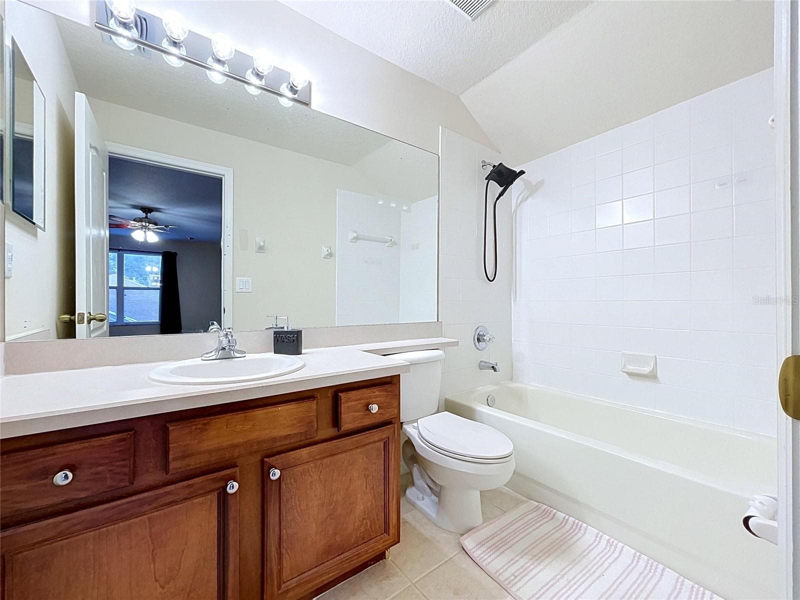 Upstairs Master Bathroom - 1124 SPLIT SILK ST, VALRICO