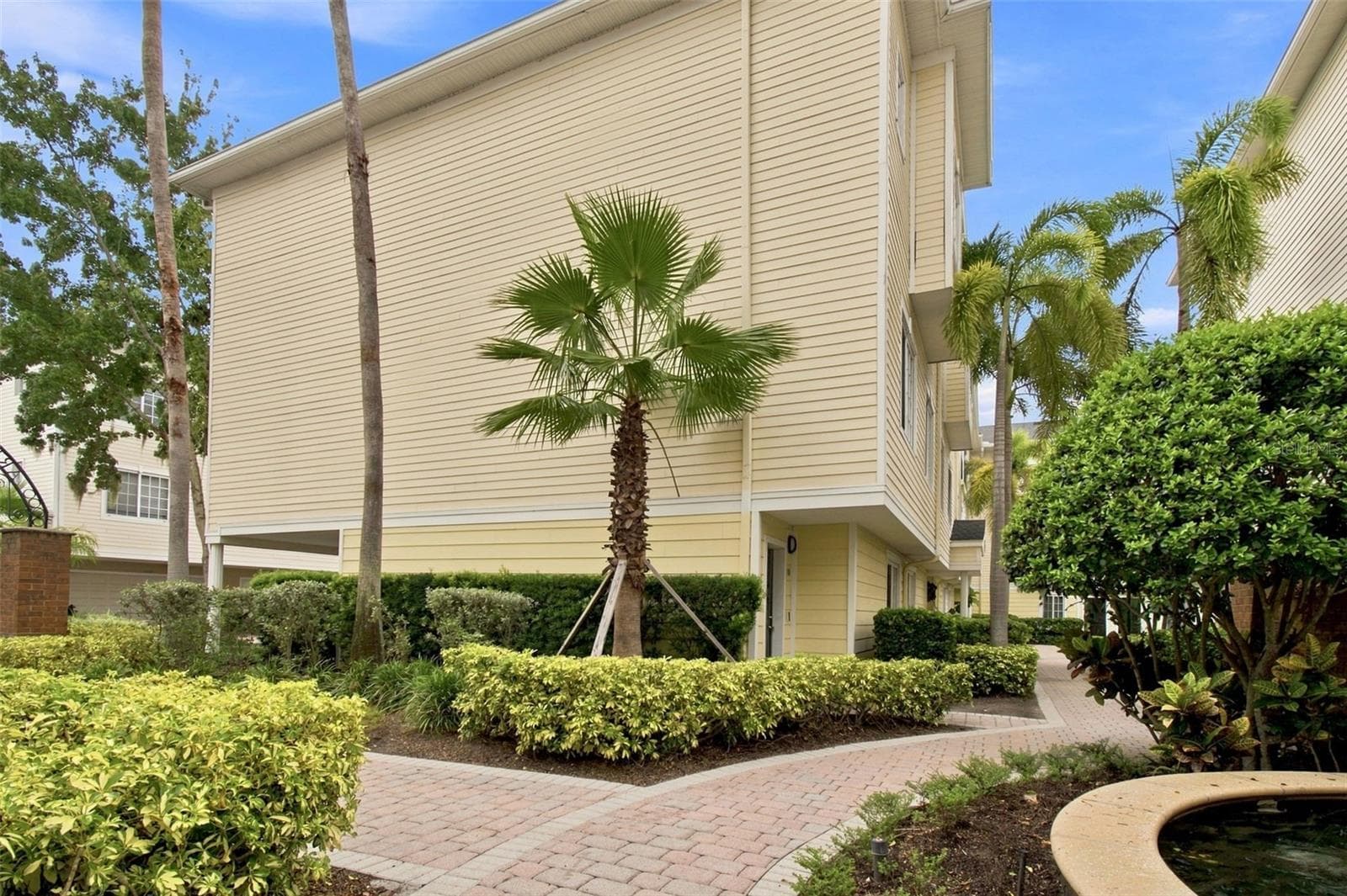 Townhouse at 9801 MEADOW FIELD CIR, TAMPA, photo 3 of 48
