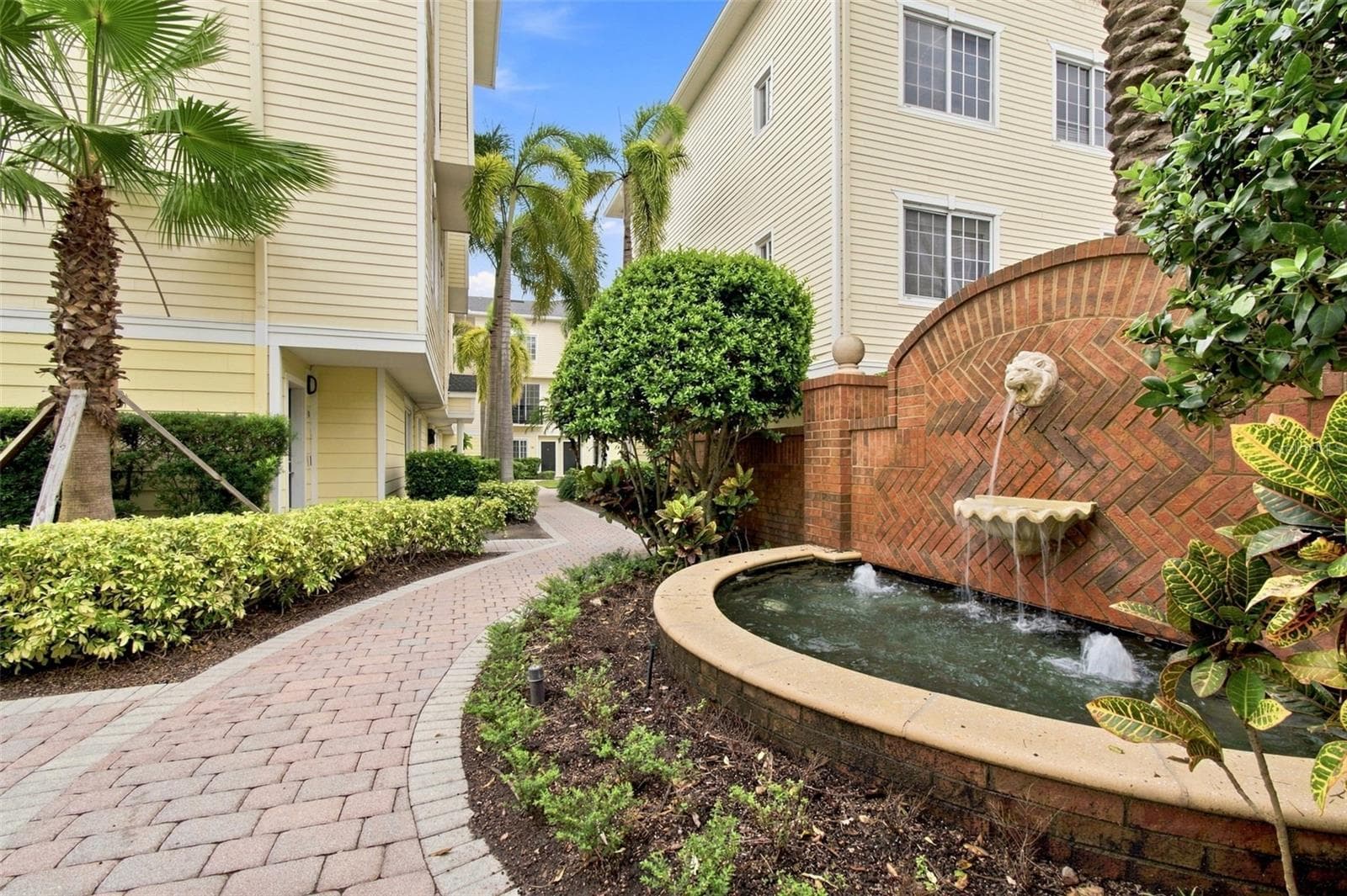Townhouse at 9801 MEADOW FIELD CIR, TAMPA, photo 4 of 48