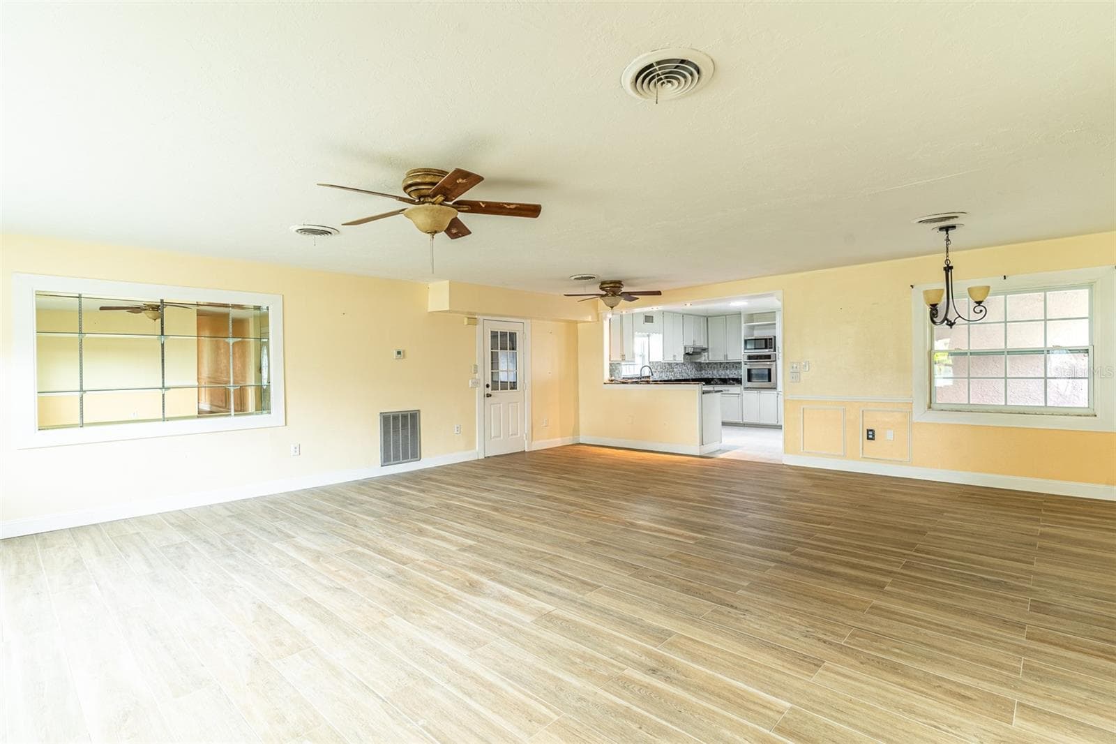 Single Family Residence at 3510 LAKEVIEW DR, SEBRING, photo 3 of 36