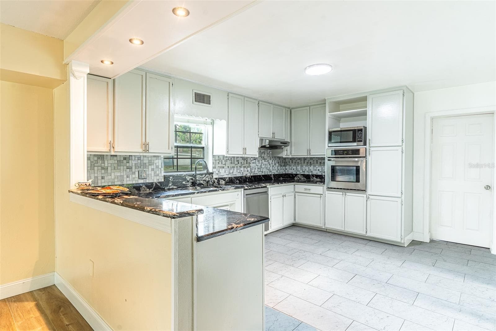 Single Family Residence at 3510 LAKEVIEW DR, SEBRING, photo 5 of 36