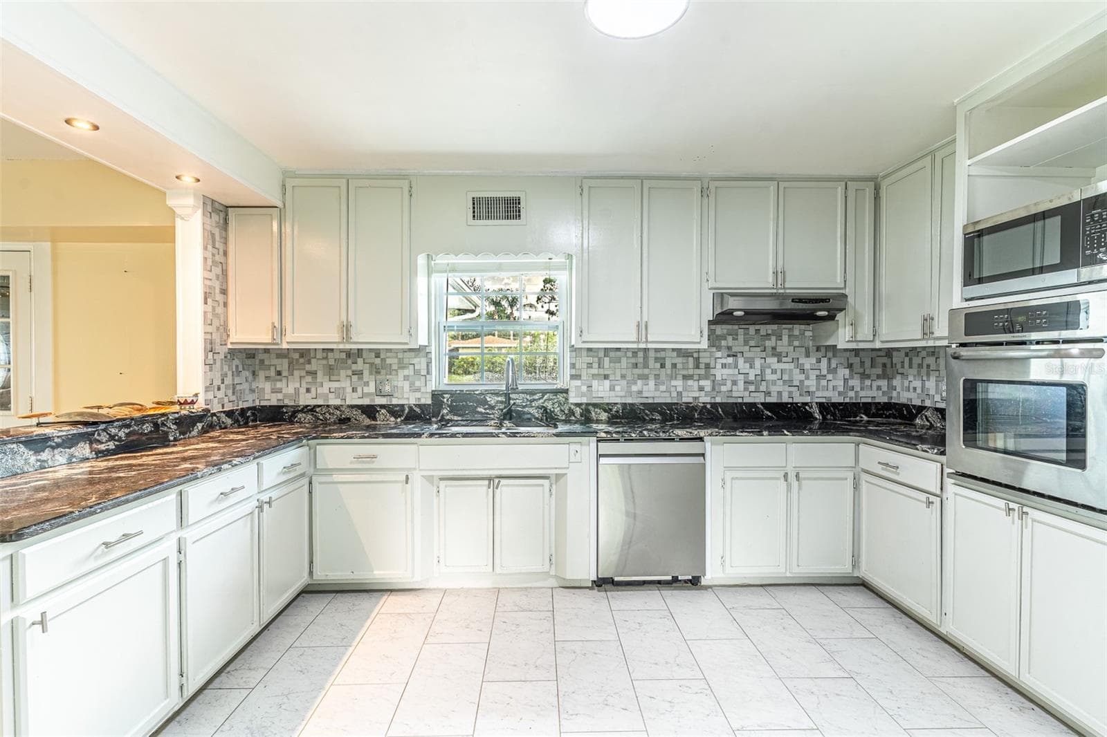 Single Family Residence at 3510 LAKEVIEW DR, SEBRING, photo 6 of 36