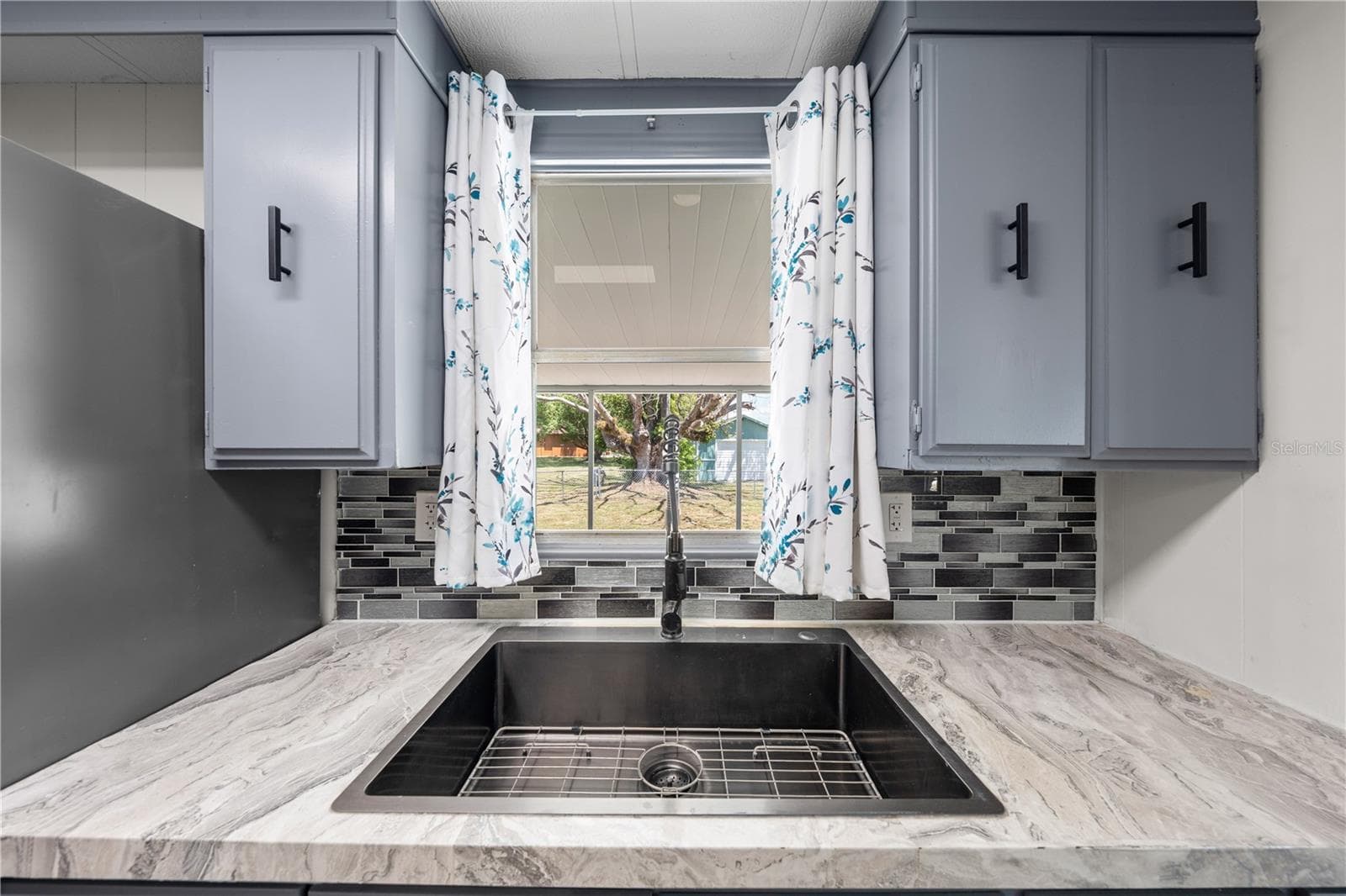 Farm sink with a great view of the HUGE back yard! - 5601 LAKE LIZZIE DR, ST CLOUD