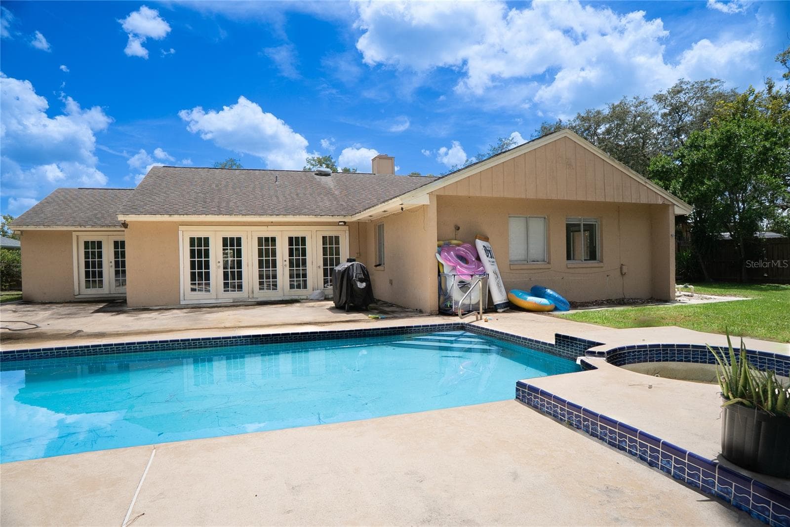 Rear exterior view of 304 Shadow Oak Drive featuring the private swimming pool and fully fenced backyard in Casselberry, Florida - 304 SHADOW OAK DR, CASSELBERRY