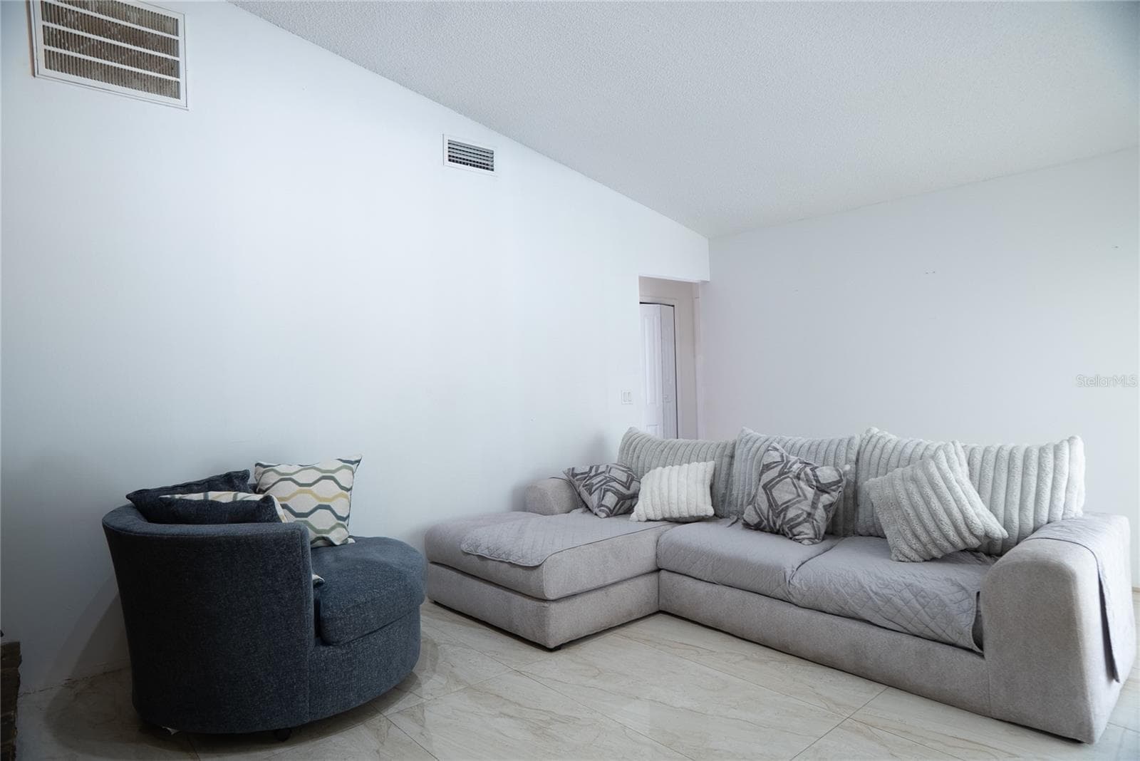 Living room with high ceilings - 304 SHADOW OAK DR, CASSELBERRY