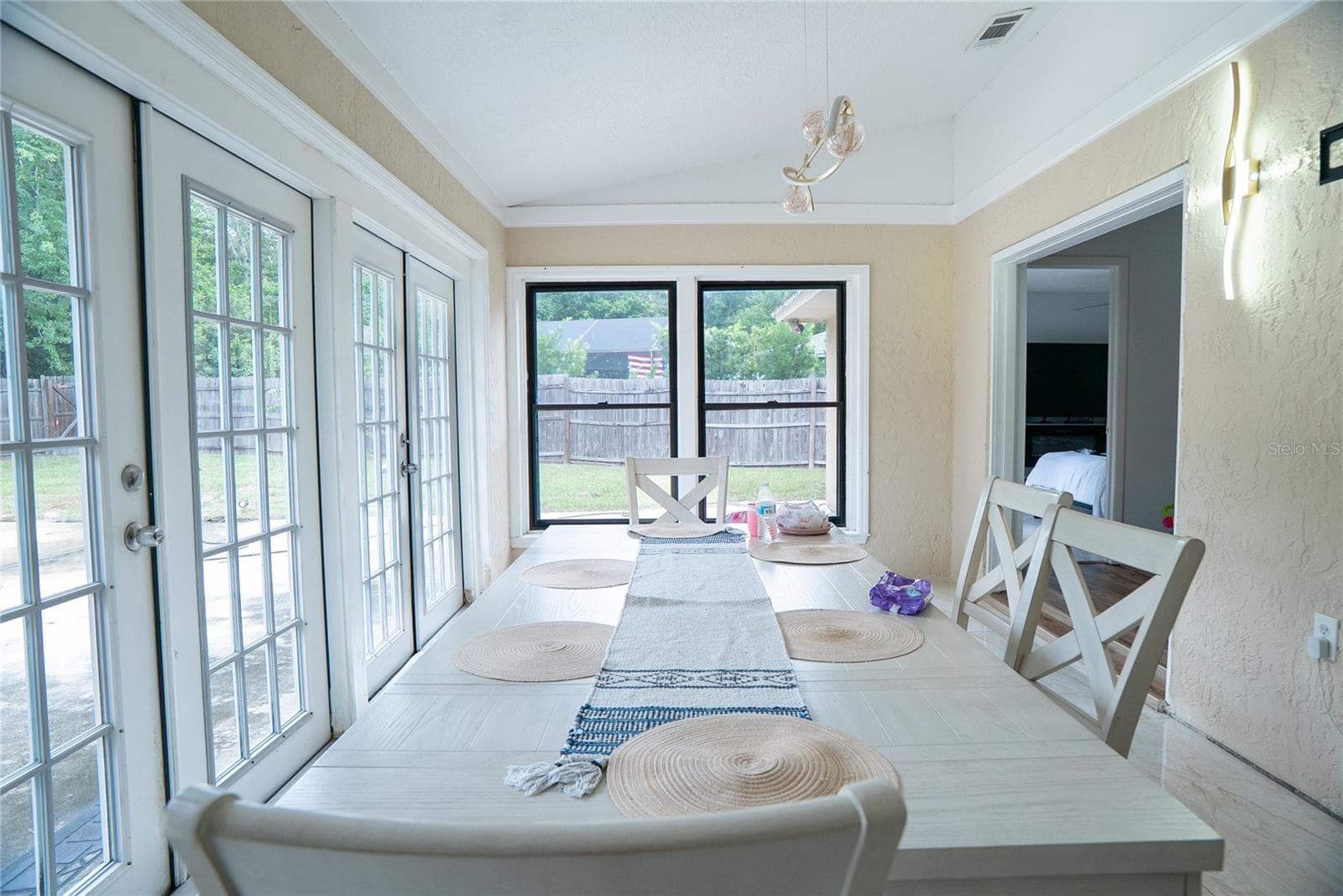 Dining space opening to the private pool and backyard - 304 SHADOW OAK DR, CASSELBERRY
