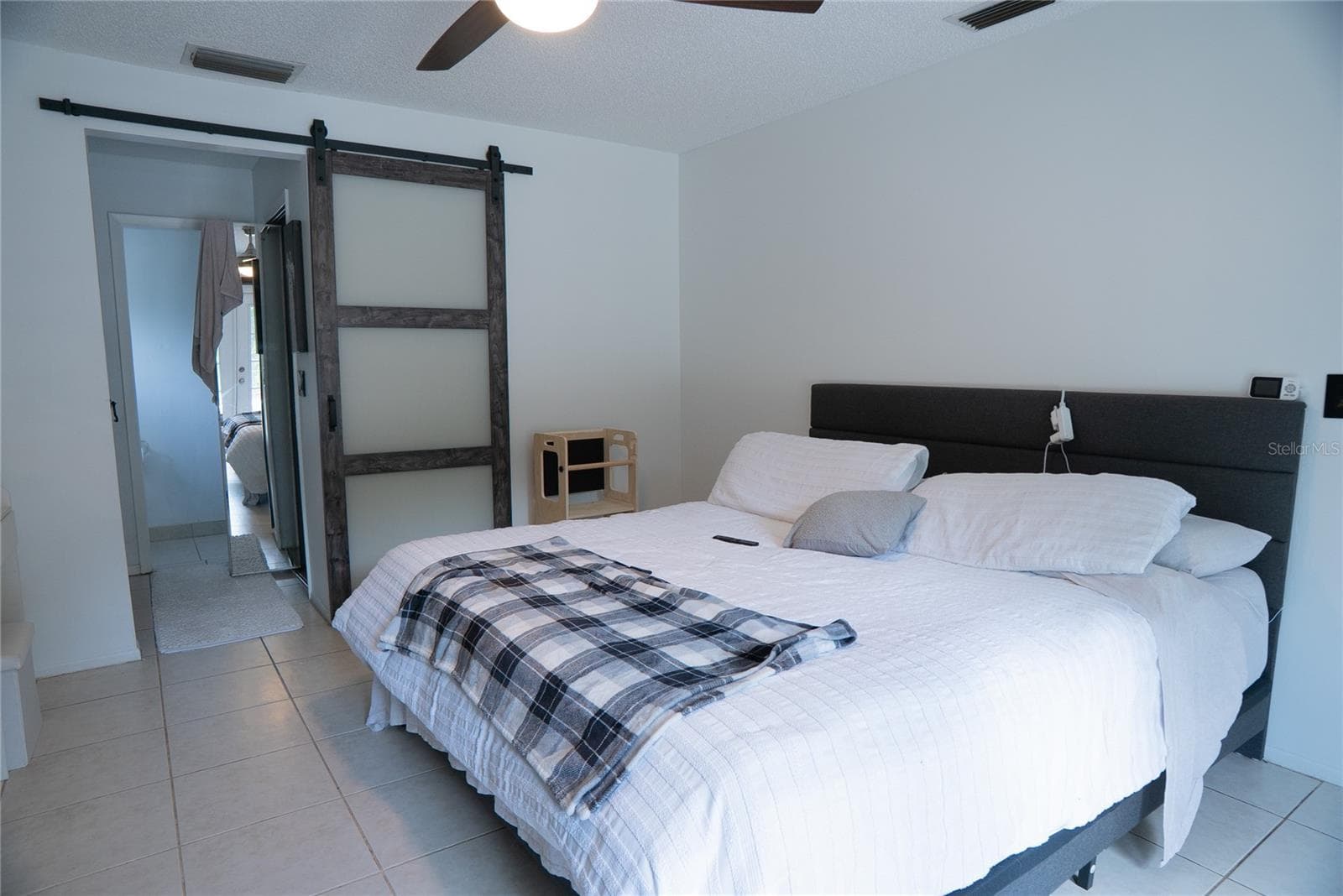 Spacious primary bedroom - 304 SHADOW OAK DR, CASSELBERRY