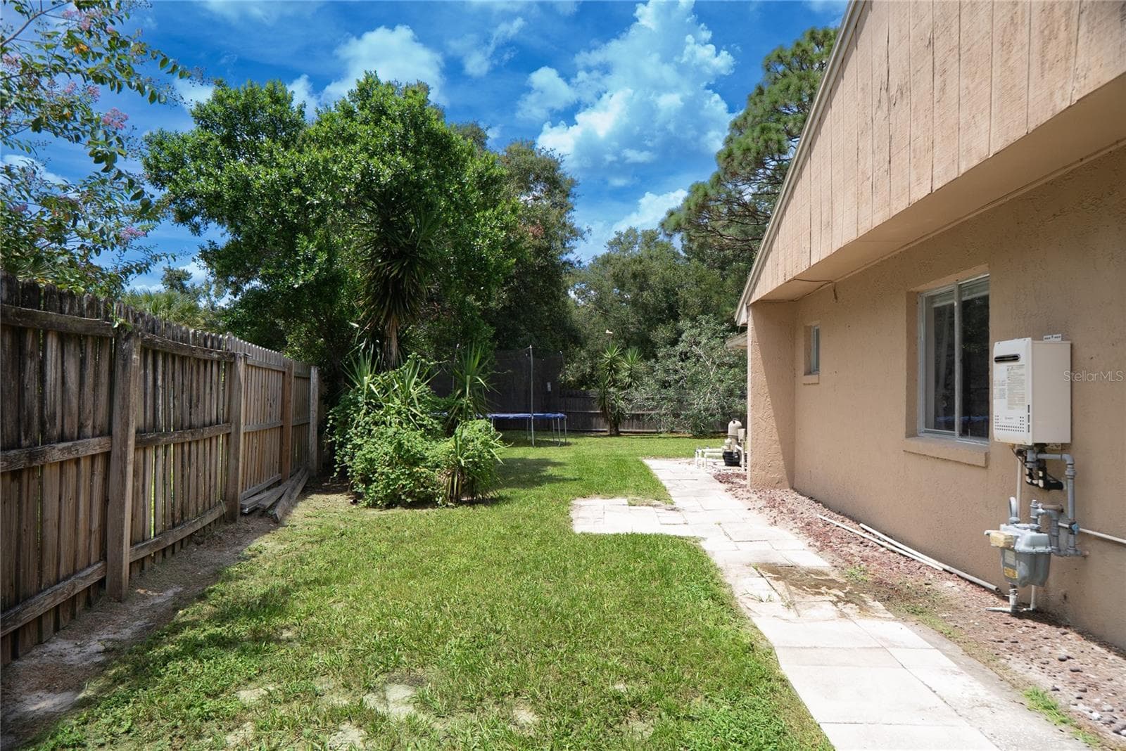 Side of the home - 304 SHADOW OAK DR, CASSELBERRY
