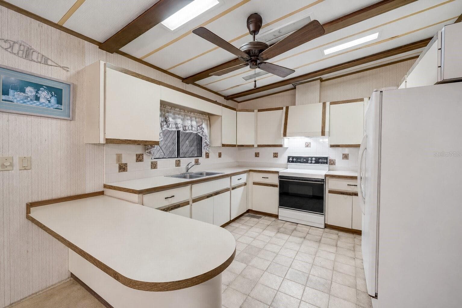 Digitally decluttered. - 215 GARY AVE, OAK HILL