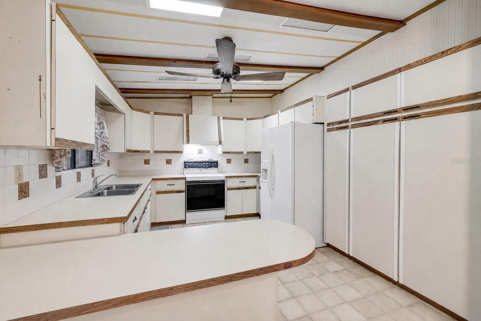 Digitally decluttered. - 215 GARY AVE, OAK HILL