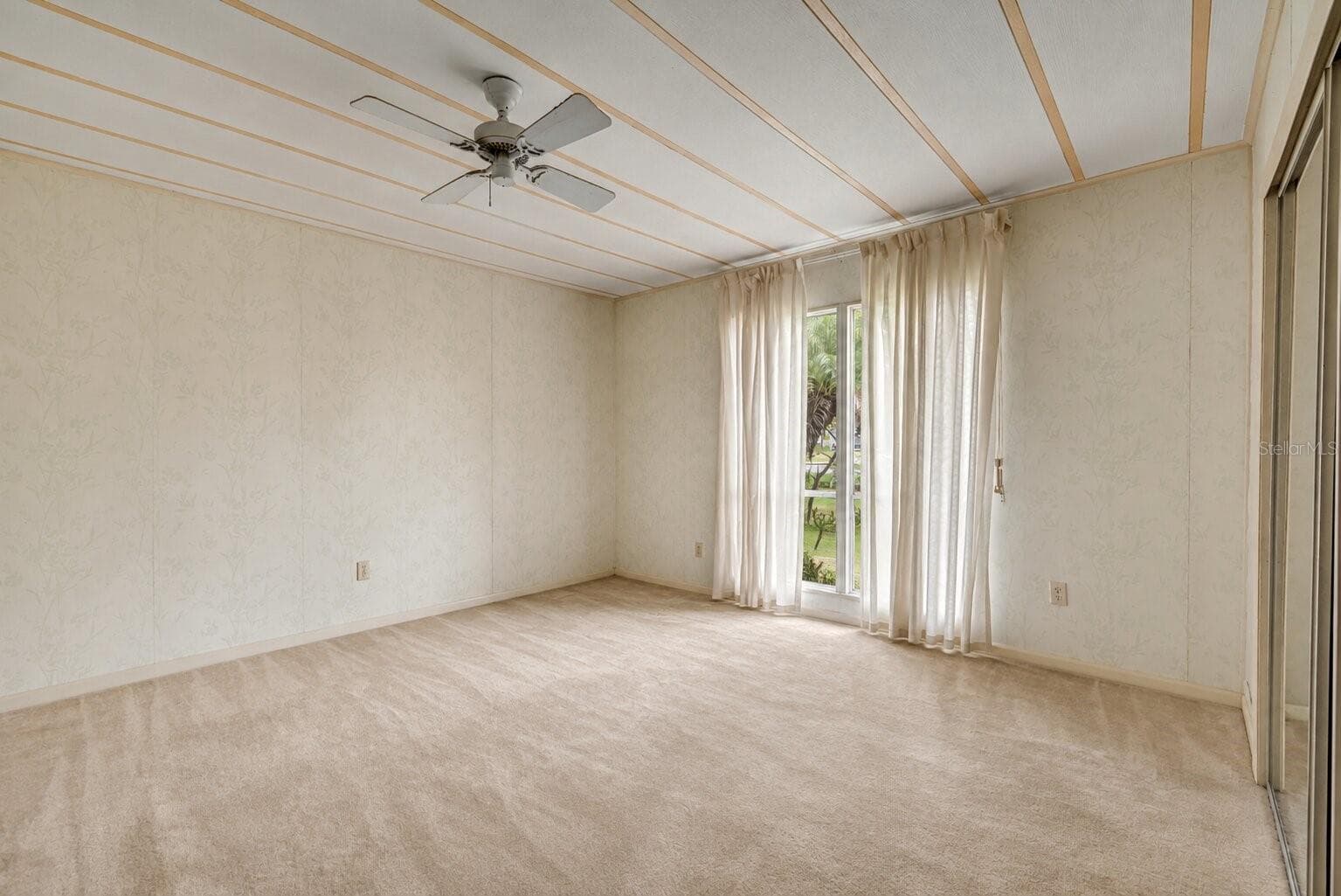 Digitally decluttered. - 215 GARY AVE, OAK HILL