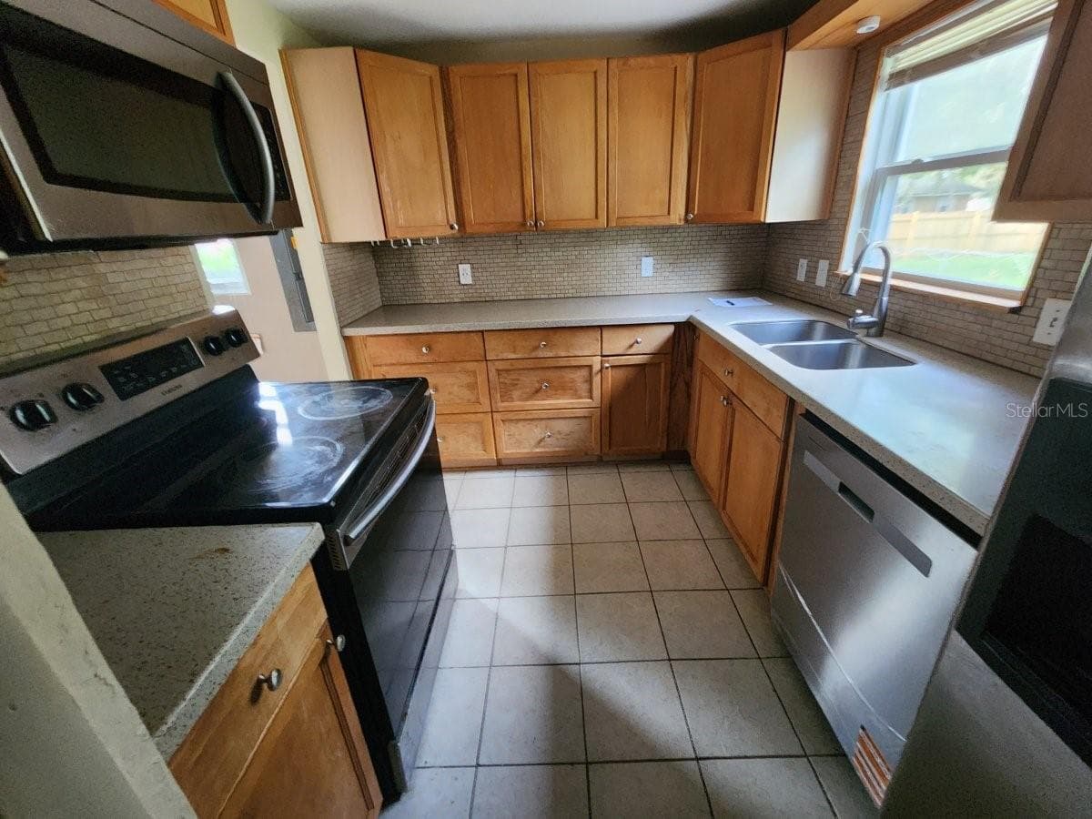 Kitchen - 2861 SE 18TH AVE, GAINESVILLE