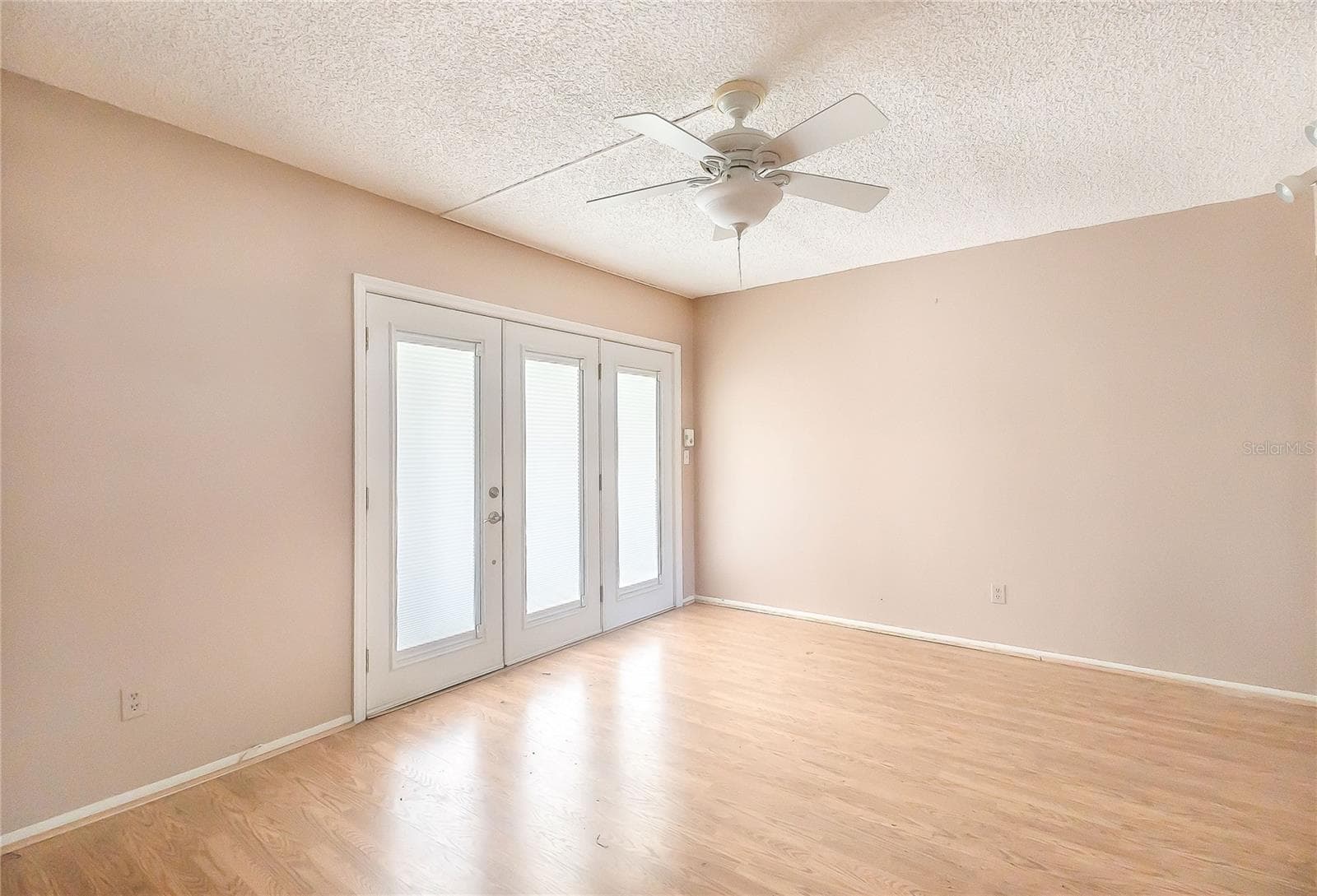 living room with door leadiing to covered patio - 9209 SEMINOLE BLVD #79, SEMINOLE