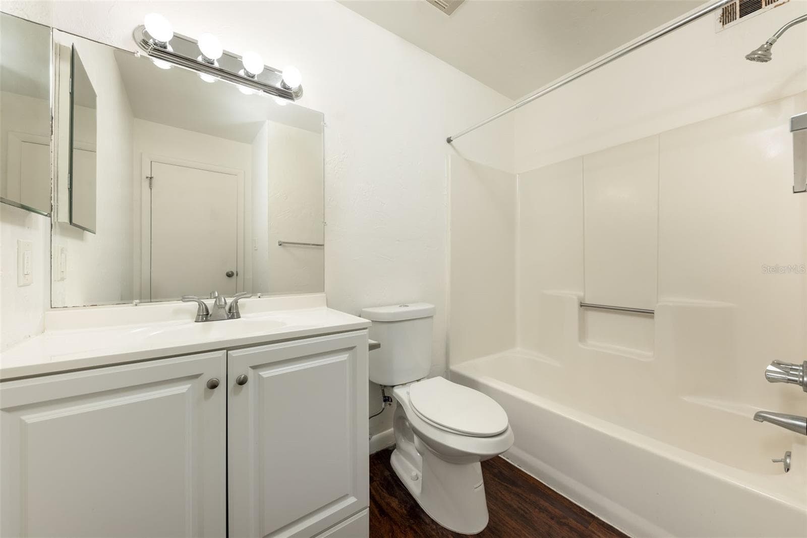 Front Bathroom - 89 SE 16TH AVE #P302, GAINESVILLE