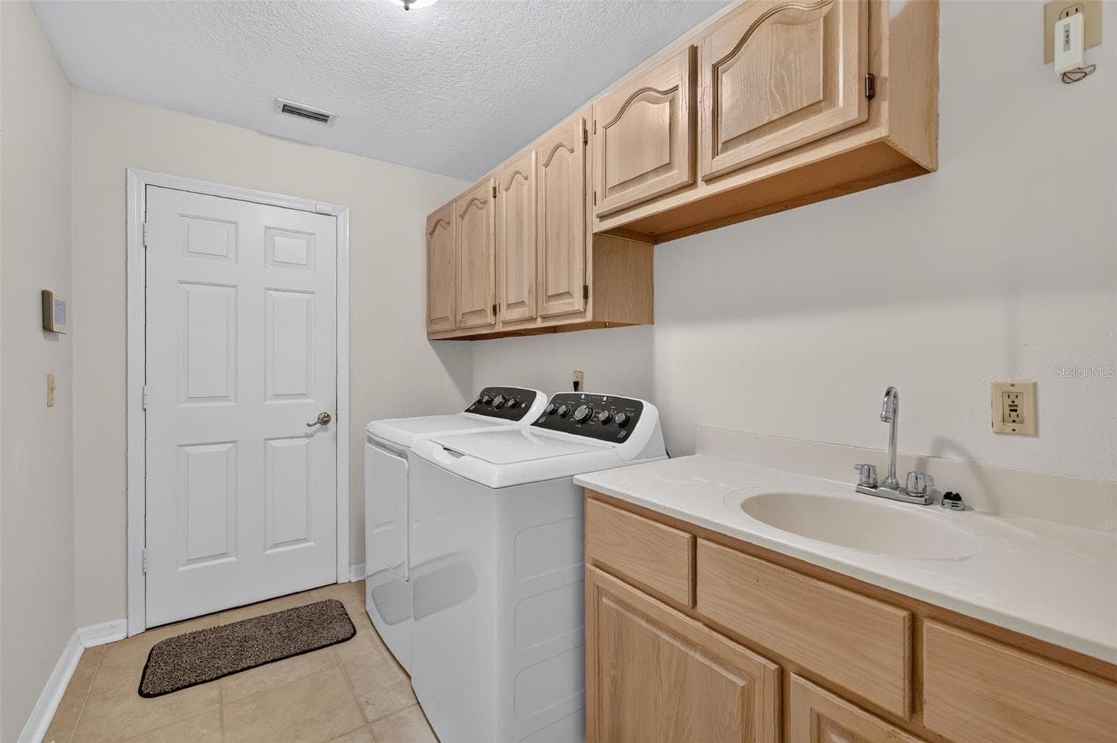 Indoor Laundry - 37130 COUNTY ROAD 439, EUSTIS