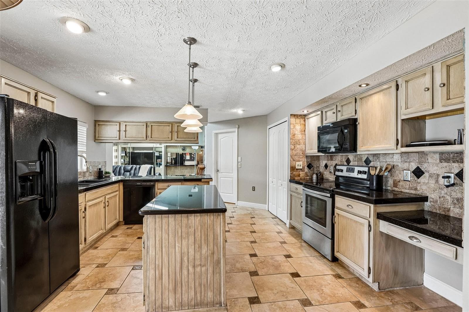 Kitchen - 1424 DUMONT DR, VALRICO