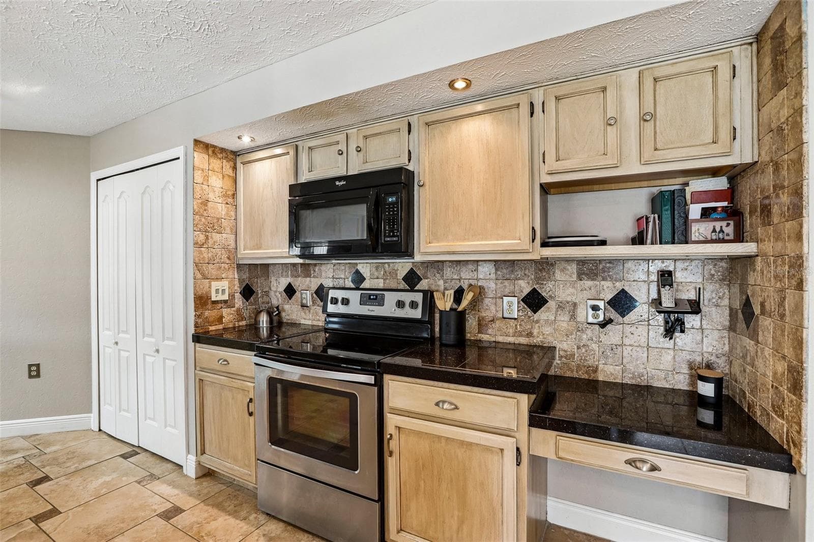 Kitchen - 1424 DUMONT DR, VALRICO