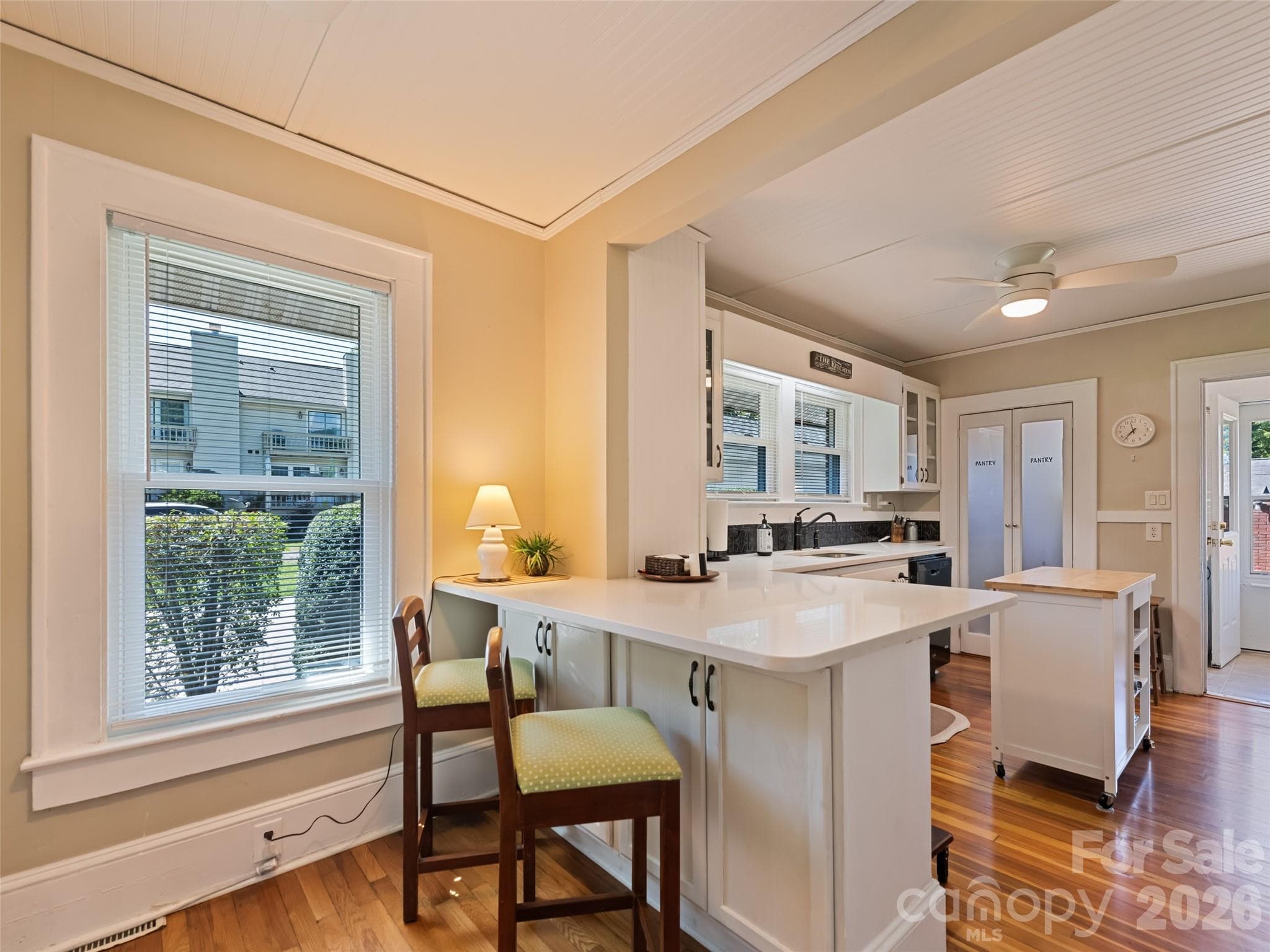 Breakfast bar - 50 Epsom Street, Waynesville