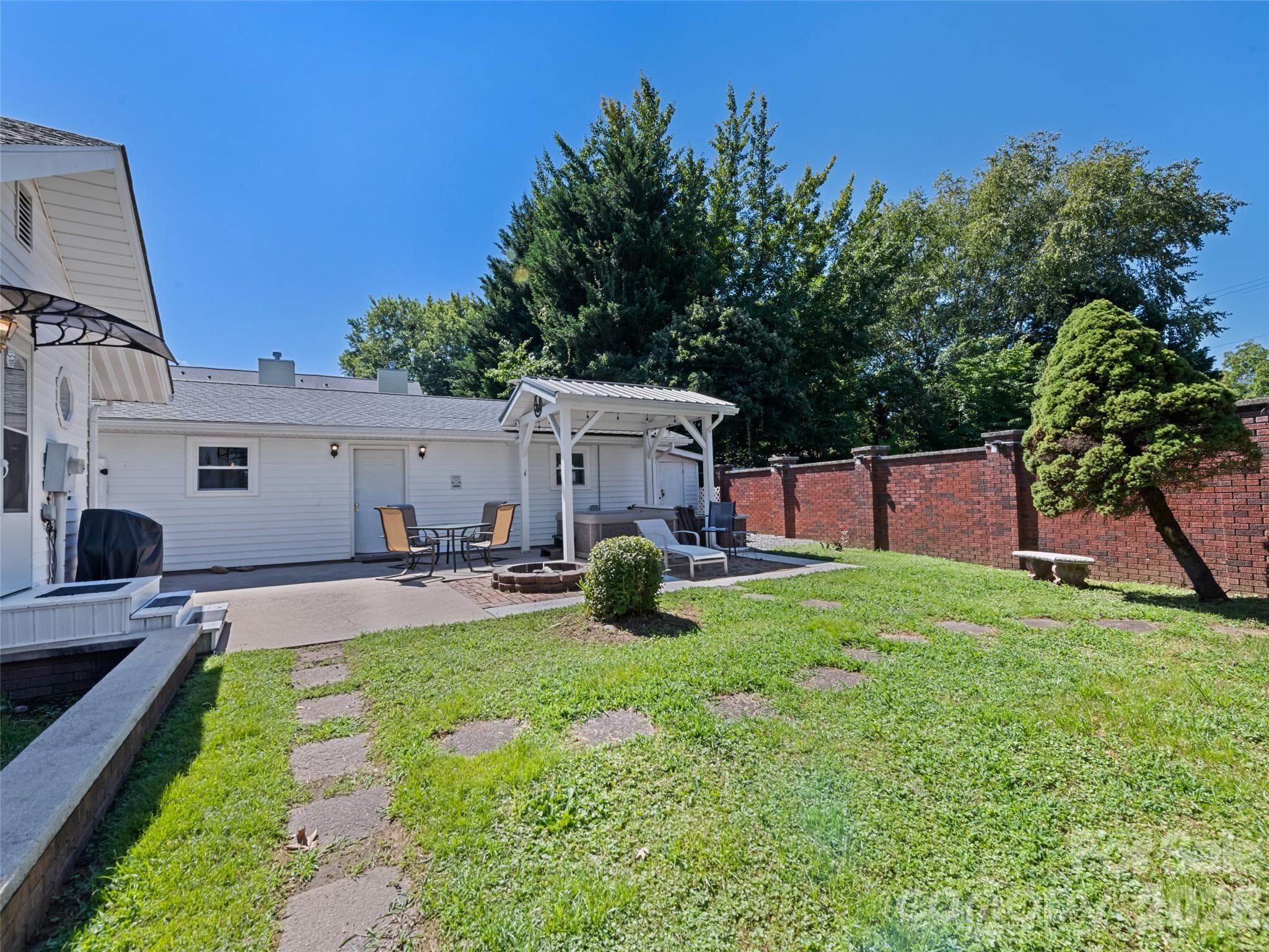 Fenced rear court yard - 50 Epsom Street, Waynesville