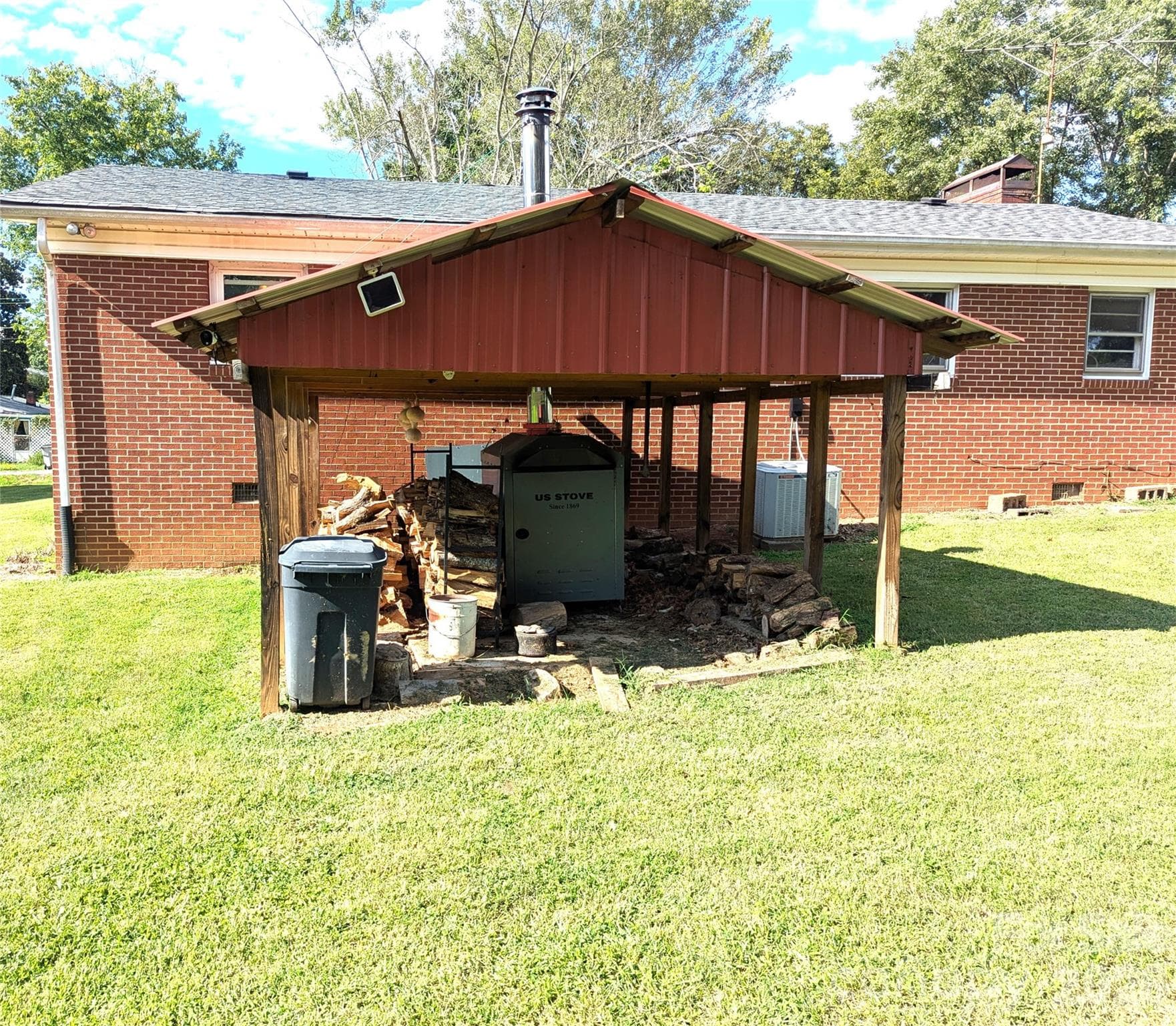 covered exterior woodstove - 605 Lincoln Lane SW, Lenoir