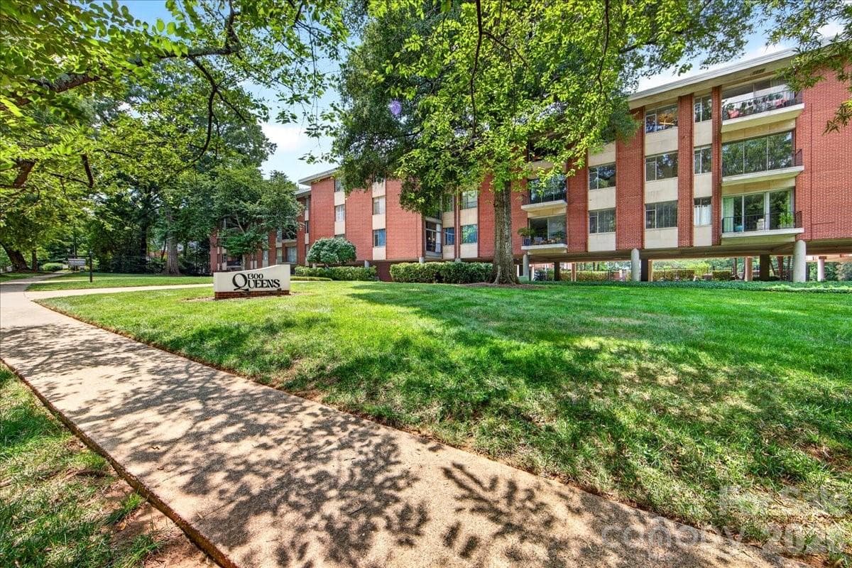 Condominium at 1300 Queens Road, Charlotte, photo 46 of 48